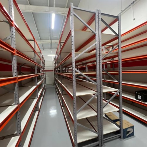 Sistema de porta pallet metálico modular utilizado em empresas, depósitos e centros logísticos para organização eficiente de produtos. Estrutura robusta com alta durabilidade e capacidade de carga.